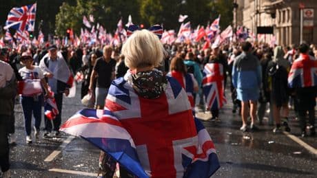 La extrema derecha exhibe músculo en Londres con una marcha de 110.000 manifestantes