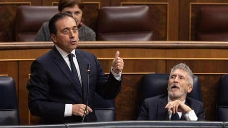 Albares reclama a Feijóo que apoye el uso de las lenguas cooficiales en Europa y no solo "para ir por los pueblos de Galicia a pedir el voto"