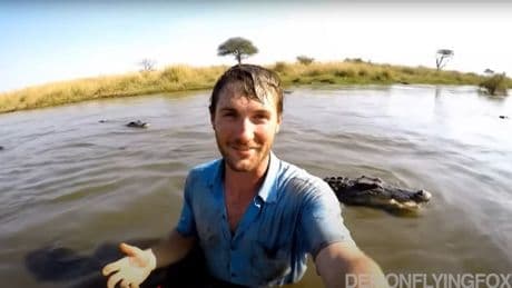 "Je tente d'être adopté par un crocodile": grâce à l'IA, un youtubeur dénonce l'obsession pour les défis absurdes