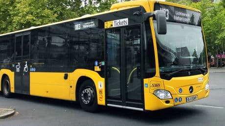 Berlin-Charlottenburg: Mann im Bus angegriffen – er las Zeitung aus Israel