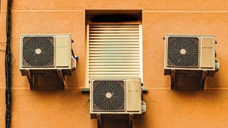 ¿Puede la comunidad de vecinos prohibirme instalar un aire acondicionado en la fachada? Esto dice la ley