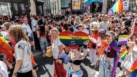 À Paris, une marche des fiertés remontée « contre l’internationale réactionnaire »