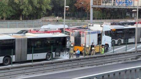 İstanbul'da metrobüs yangını: Trafik yoğunluğu oluştu