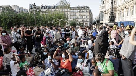 Paris : évacuation de familles sans-abri devant l'Hôtel de Ville