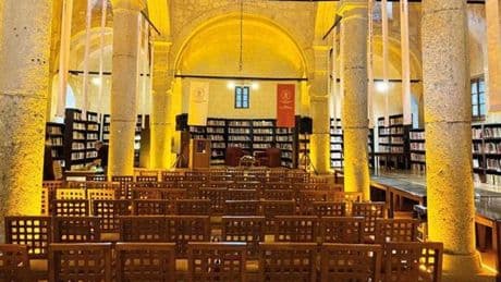 Tarihi kilise artık kütüphane