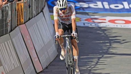 Zorgen om Giro-favoriet Juan Ayuso? Spanjaard rijdt tijdrit Giro met hechtingen in zere knie