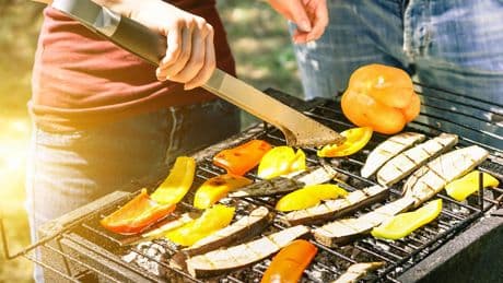 Zange, Kohle, Pizzastein? - Was braucht man unbedingt beim Grillen?
