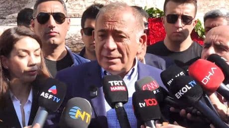 CHP kayyımı Gürsel Tekin, Taksim'e çelenk bıraktı