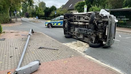 Bochum: Betrunkener Autofahrer kracht in Laterne und flüchtet nach Unfall