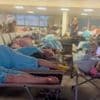 KIJK. 300 passagiers beleven horrorvlucht en moeten kamperen op Amerikaanse luchthaven door dronken rokers op wc