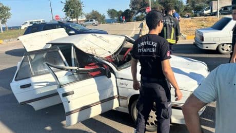 Başıboş gezen at kazaya neden oldu: 3 kişi yaralandı