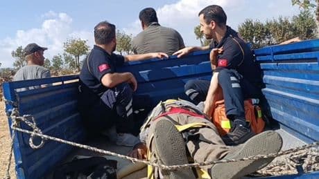 Siirt’te ağaçtan düşen çiftçi patpatla ambulansa taşındı