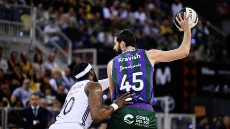 Ibon Navarro contará dos temporadas más con David Kravish