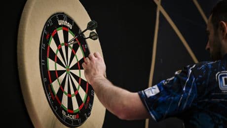 VIDEO Darter raakt de tel kwijt en begint per abuis nieuwe leg tot frustratie teamgenoot