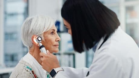 Giro de 180 grados en la audiología: la IA personaliza la audición al entorno del paciente