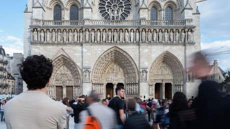 À Notre-Dame, la jeunesse catholique attend du pape Léon XIV un « élan » pour l’Église
