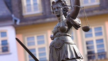 Frankfurt am Main: Rollstuhlfahrer erstochen – lebenslange Haft für 30-Jährigen