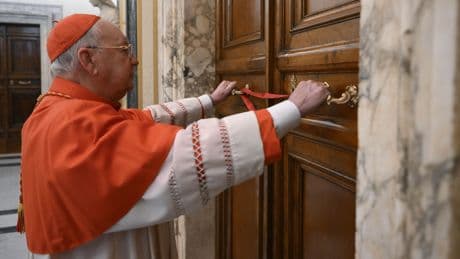 Un cardenal del cónclave vació el minibar creyendo que era gratis: &quot;Cuando le llegó la factura se molestó&quot;