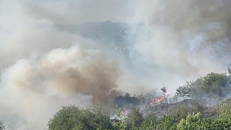 Extinguido un incendio declarado en Enekuri con la ayuda de un helicóptero