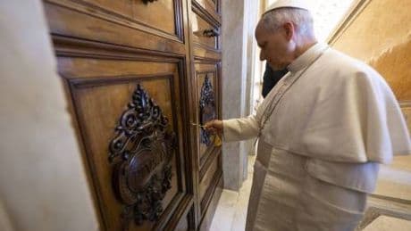 Lezione del Papa ai media: "Ora disarmate le parole"