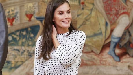 La reina Letizia rescata uno de los diseños más virales de su vestidor y vuelve a triunfar