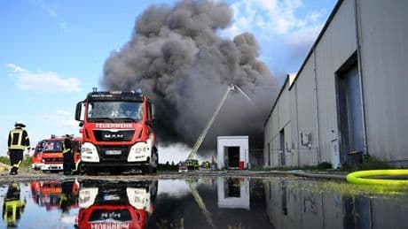 Swisttal: Riesige Rauchsäule: Lagerhalle mit Müll brennt bei Bonn