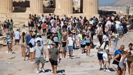 Athènes assaillie par les touristes, au risque de devenir un “parc à thème”