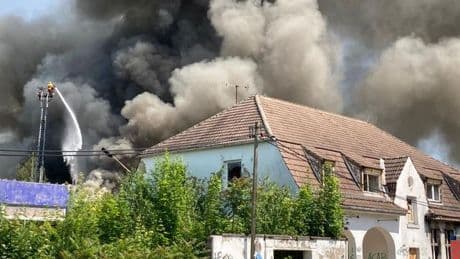 Brände: Brand auf ehemaligem Schlachthofgelände – Einsatz dauert an