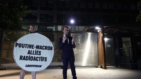 Greenpeace a rapporté la statue d’Emmanuel Macron volée au Musée Grévin devant le siège d’EDF