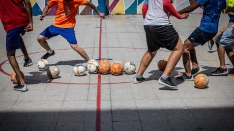 Fútbol y huerto para salir de la calle