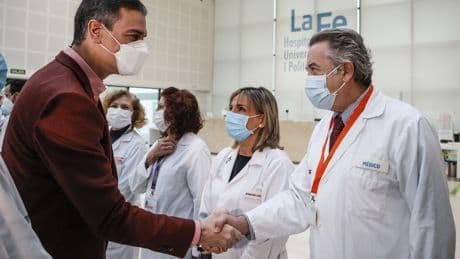 Sánchez impulsa una Salud Global feminista e ideológica mientras faltan médicos y recursos en la sanidad española