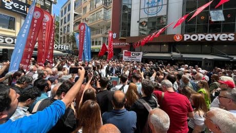 Özgür Özel’e yapılan saldırıya İzmir'de protesto: "Saldırı tesadüf değil, siyasi bir mesaj"