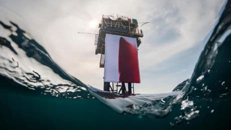 Greenpeace instala en una plataforma de gas una obra de Kapoor contra el cambio climático