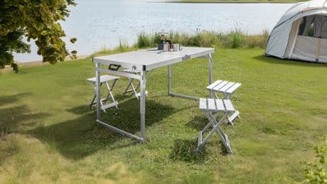Camping-Highlight bei Norma24: Faltbarer Tisch mit 4 Hockern über 70 Prozent reduziert