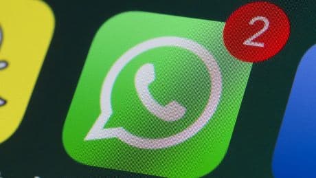 WhatsApp apre alla pubblicità, cosa cambia per chi lo usa tra inserzioni abbonamenti e canali sponsorizzati