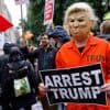 Protestmarsen tegen Trump gestart: Capitool in Texas ontruimd wegens “aannemelijk dreiging” tegen politici