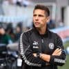 Fußball: Holstein-Coach gegen Handschlag-Regel: „Brauchen wir nicht“