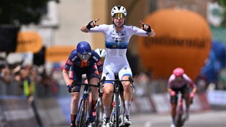 Lorena Wiebes knalt naar ritzege in Giro d'Italia na massale valpartij in slotkilometer