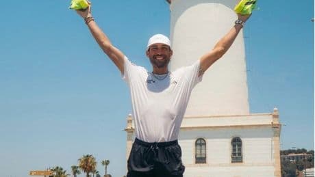 Correr 2.500 kilómetros por toda España en 50 días: la parada en Bilbao del reto solidario del influencer 'Pitufollow'