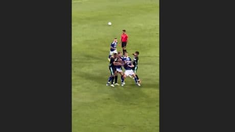 Ohrfeigen und Boxschläge - Testspiel artet in Massenschlägerei aus