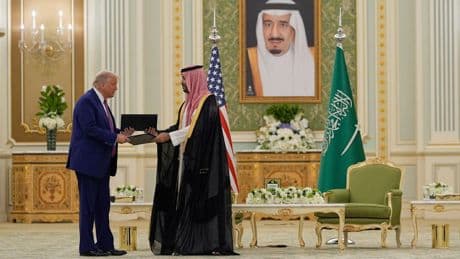 Harmonische Bilder mit Saudi-Kronprinzen - Trump auf Friedens- und Geld-Mission
