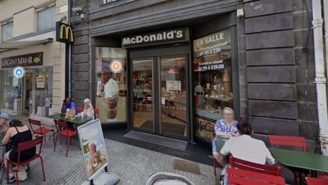 Clermont-Ferrand : un engin incendiaire entouré d’un drapeau israélien déposé devant un McDonald’s
