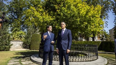 El Gobierno ejecuta el traspaso de competencias al País Vasco en permisos de trabajo a extranjeros y sube el cupo en 130.000 euros