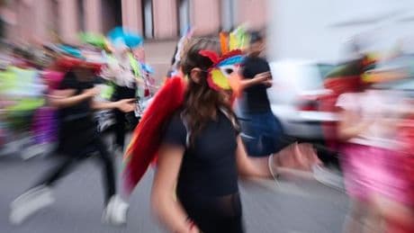 Straßenfest und Umzug: Umzug zum Karneval der Kulturen erstmals im Osten Berlins