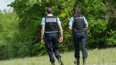 Isère : une rave-party rassemble 1000 personnes dans une zone avec risque sévère de feu de forêt, un gendarme blessé