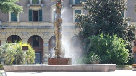La Spezia, tuffo nella fontana di piazza Brin: multata una coppia