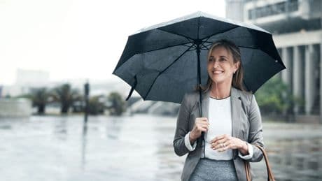 Sturmsicherer Regenschirm: Hält Böen bis 140 km/h stand - jetzt günstiger