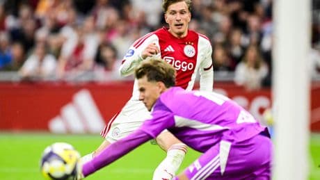 Ajax toont twee gezichten tegen PEC Zwolle, maar wint wel dankzij uitblinker Mika Godts
