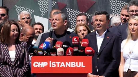 Özel CHP il binası önünde açıklama yaptı: 'Kararı tanımıyoruz, il başkanımız görevine devam ediyor'
