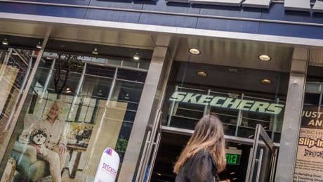 Bekannte Schuhmarke: Skechers geht für Milliarden an Investmentfirma